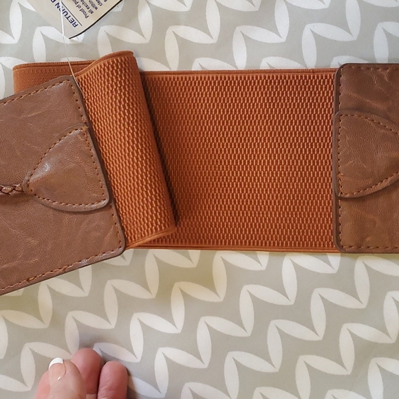 *FREE* NWT Tie Belt - Picture 4 of 6